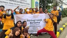 Anggota Pramuka SMK Negeri 3 Teknologi dan Rekayasa Jayapura berfoto bersama di depan spanduk kegiatan setelah aksi berbagi takjil di Kota Jayapura. Foto: Pramuka SMK Negeri 3 Teknologi dan Rekayasa Jayapura.