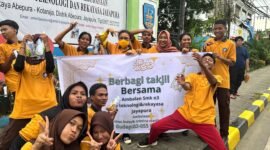 Anggota Pramuka SMK Negeri 3 Teknologi dan Rekayasa Jayapura berfoto bersama di depan spanduk kegiatan setelah aksi berbagi takjil di Kota Jayapura. Foto: Pramuka SMK Negeri 3 Teknologi dan Rekayasa Jayapura.
