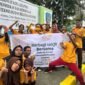 Anggota Pramuka SMK Negeri 3 Teknologi dan Rekayasa Jayapura berfoto bersama di depan spanduk kegiatan setelah aksi berbagi takjil di Kota Jayapura. Foto: Pramuka SMK Negeri 3 Teknologi dan Rekayasa Jayapura.