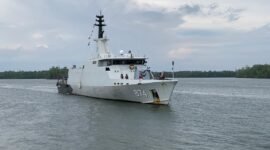Kapal KRI Satgas Operasi Trisila 2026 bersandar di Kabupaten Mimika, Papua Tengah, Sabtu (7/3/2026). Kedatangan satgas disambut jajaran Lanal Timika dan pemerintah daerah. Foto: GaleriPapua/Ahmad