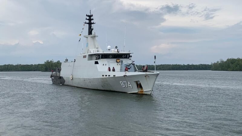 Kapal KRI Satgas Operasi Trisila 2026 bersandar di Kabupaten Mimika, Papua Tengah, Sabtu (7/3/2026). Kedatangan satgas disambut jajaran Lanal Timika dan pemerintah daerah. Foto: GaleriPapua/Ahmad