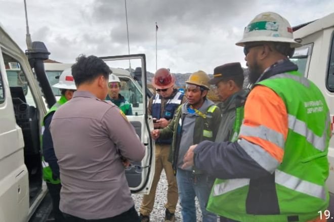 Suasana proses evakuasi korban penembakan di area tambang terbuka Grasberg. Rabu sore. Foto: Istimewa.
