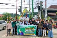 Kader HMI Cabang Jayapura berfoto bersama di belakang spanduk kegiatan berbagi takjil di Kota Jayapura, Papua, Minggu, 15 Maret 2026. Foto: dok. HMI Cabang Jayapura.