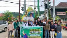 Kader HMI Cabang Jayapura berfoto bersama di belakang spanduk kegiatan berbagi takjil di Kota Jayapura, Papua, Minggu, 15 Maret 2026. Foto: dok. HMI Cabang Jayapura.