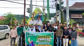 Kader HMI Cabang Jayapura berfoto bersama di belakang spanduk kegiatan berbagi takjil di Kota Jayapura, Papua, Minggu, 15 Maret 2026. Foto: dok. HMI Cabang Jayapura.