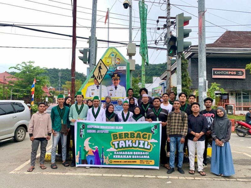 Kader HMI Cabang Jayapura berfoto bersama di belakang spanduk kegiatan berbagi takjil di Kota Jayapura, Papua, Minggu, 15 Maret 2026. Foto: dok. HMI Cabang Jayapura.