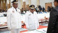 Bupati Mimika Johannes Rettob dan Wakil Bupati Emanuel Kemong saat prosesi pelantikan sebagai kepala daerah definitif periode 2025–2030 di Nabire, Papua Tengah, Selasa, 25 Maret 2025. Dok. Pemkab Mimika