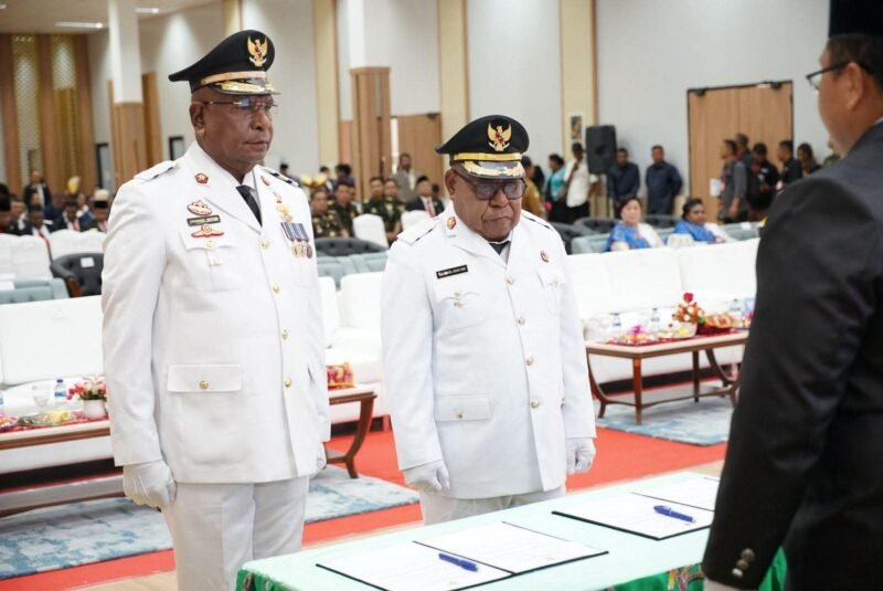 Bupati Mimika Johannes Rettob dan Wakil Bupati Emanuel Kemong saat prosesi pelantikan sebagai kepala daerah definitif periode 2025–2030 di Nabire, Papua Tengah, Selasa, 25 Maret 2025. Dok. Pemkab Mimika
