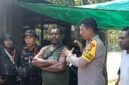 Kapolsek Mimika Barat Inspektur Polisi Dua Muhamad Yani, berdialog dengan warga di Kapiraya, Mimika Barat Tengah. dok. Polsek Mimika Barat
