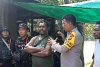 Kapolsek Mimika Barat Inspektur Polisi Dua Muhamad Yani, berdialog dengan warga di Kapiraya, Mimika Barat Tengah. dok. Polsek Mimika Barat
