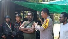 Kapolsek Mimika Barat Inspektur Polisi Dua Muhamad Yani, berdialog dengan warga di Kapiraya, Mimika Barat Tengah. dok. Polsek Mimika Barat