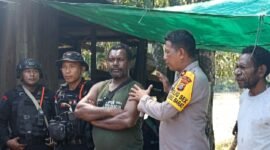 Kapolsek Mimika Barat Inspektur Polisi Dua Muhamad Yani, berdialog dengan warga di Kapiraya, Mimika Barat Tengah. dok. Polsek Mimika Barat
