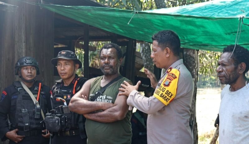 Kapolsek Mimika Barat Inspektur Polisi Dua Muhamad Yani, berdialog dengan warga di Kapiraya, Mimika Barat Tengah. dok. Polsek Mimika Barat
