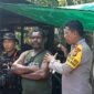 Kapolsek Mimika Barat Inspektur Polisi Dua Muhamad Yani, berdialog dengan warga di Kapiraya, Mimika Barat Tengah. dok. Polsek Mimika Barat
