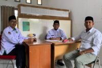 Plt. Kepala Kantor Kemenhaj Kabupaten Mimika, Abdul Sakir (tengah), bersama Ketua PPIHD Mimika, Syahrudin Syarkani (kanan), dan Sekretaris PPIHD Mimika, Iwan Ikhsan (kiri), saat memberikan keterangan pers di Timika, Senin (30/3/2026). (Foto: Ahmad).