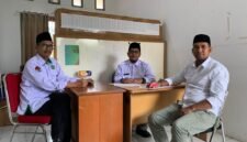 Plt. Kepala Kantor Kemenhaj Kabupaten Mimika, Abdul Sakir (tengah), bersama Ketua PPIHD Mimika, Syahrudin Syarkani (kanan), dan Sekretaris PPIHD Mimika, Iwan Ikhsan (kiri), saat memberikan keterangan pers di Timika, Senin (30/3/2026). (Foto: Ahmad). 
