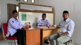 Plt. Kepala Kantor Kemenhaj Kabupaten Mimika, Abdul Sakir (tengah), bersama Ketua PPIHD Mimika, Syahrudin Syarkani (kanan), dan Sekretaris PPIHD Mimika, Iwan Ikhsan (kiri), saat memberikan keterangan pers di Timika, Senin (30/3/2026). (Foto: Ahmad). 