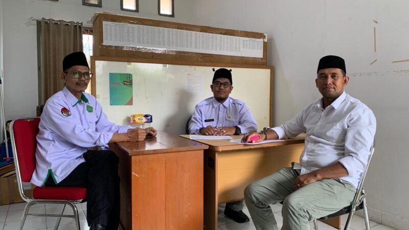 Plt. Kepala Kantor Kemenhaj Kabupaten Mimika, Abdul Sakir (tengah), bersama Ketua PPIHD Mimika, Syahrudin Syarkani (kanan), dan Sekretaris PPIHD Mimika, Iwan Ikhsan (kiri), saat memberikan keterangan pers di Timika, Senin (30/3/2026). (Foto: Ahmad). 