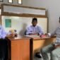 Plt. Kepala Kantor Kemenhaj Kabupaten Mimika, Abdul Sakir (tengah), bersama Ketua PPIHD Mimika, Syahrudin Syarkani (kanan), dan Sekretaris PPIHD Mimika, Iwan Ikhsan (kiri), saat memberikan keterangan pers di Timika, Senin (30/3/2026). (Foto: Ahmad). 