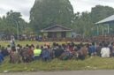 Keluarga dan kerabat korban pembunuhan berkumpul di Lapangan Pasar Kwamki Narama, Mimika, Papua Tengah, Rabu (1/4/2026). (Foto: Istimewa/Febri)