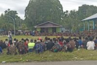 Keluarga dan kerabat korban pembunuhan berkumpul di Lapangan Pasar Kwamki Narama, Mimika, Papua Tengah, Rabu (1/4/2026). (Foto: Istimewa/Febri)