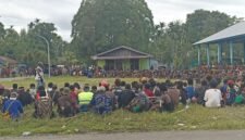 Keluarga dan kerabat korban pembunuhan berkumpul di Lapangan Pasar Kwamki Narama, Mimika, Papua Tengah, Rabu (1/4/2026). (Foto: Istimewa/Febri)