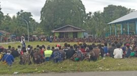 Keluarga dan kerabat korban pembunuhan berkumpul di Lapangan Pasar Kwamki Narama, Mimika, Papua Tengah, Rabu (1/4/2026). (Foto: Istimewa/Febri)