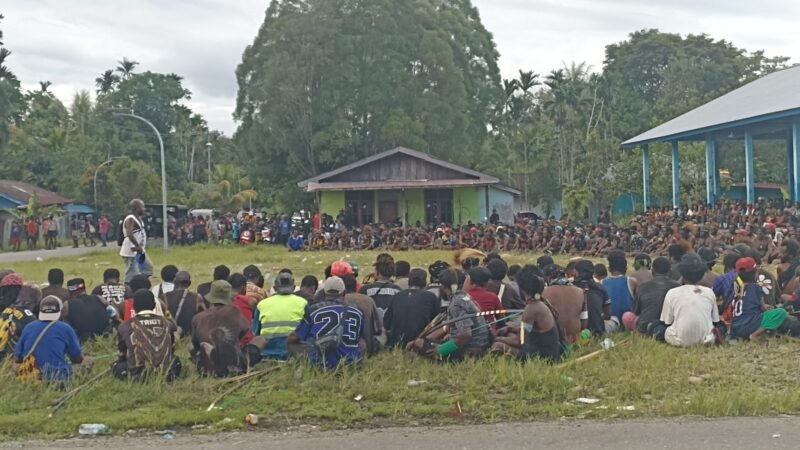 Keluarga dan kerabat korban pembunuhan berkumpul di Lapangan Pasar Kwamki Narama, Mimika, Papua Tengah, Rabu (1/4/2026). (Foto: Istimewa/Febri)