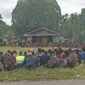 Keluarga dan kerabat korban pembunuhan berkumpul di Lapangan Pasar Kwamki Narama, Mimika, Papua Tengah, Rabu (1/4/2026). (Foto: Istimewa/Febri)