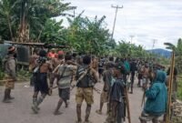 Suasana tegang di Kabupaten Dogiyai, Papua Tengag. Sejumlah warga membawa busur dan panah. (Foto: Istimewa)