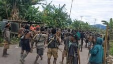 Suasana tegang di Kabupaten Dogiyai, Papua Tengag. Sejumlah warga membawa busur dan panah. (Foto: Istimewa)