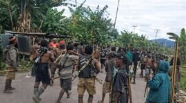 Suasana tegang di Kabupaten Dogiyai, Papua Tengag. Sejumlah warga membawa busur dan panah. (Foto: Istimewa)