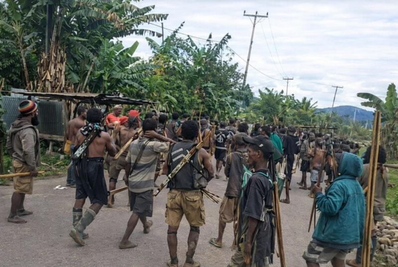 Suasana tegang di Kabupaten Dogiyai, Papua Tengag. Sejumlah warga membawa busur dan panah. (Foto: Istimewa)