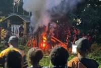 Jenazah korban pembunuhan, Juniius Magai, dikremasi oleh keluarga di di Kampung Meekurima, perempatan kios panjang, Distrik Kwamki Narama, Mimika, Papua Tengah, Rabu (1/4/2026). (Foto: Galeri Papua/Endy Langobelen)