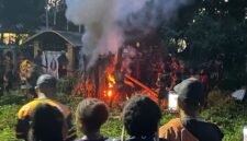 Jenazah korban pembunuhan, Juniius Magai, dikremasi oleh keluarga di di Kampung Meekurima, perempatan kios panjang, Distrik Kwamki Narama, Mimika, Papua Tengah, Rabu (1/4/2026). (Foto: Galeri Papua/Endy Langobelen)