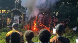 Jenazah korban pembunuhan, Juniius Magai, dikremasi oleh keluarga di di Kampung Meekurima, perempatan kios panjang, Distrik Kwamki Narama, Mimika, Papua Tengah, Rabu (1/4/2026). (Foto: Galeri Papua/Endy Langobelen)