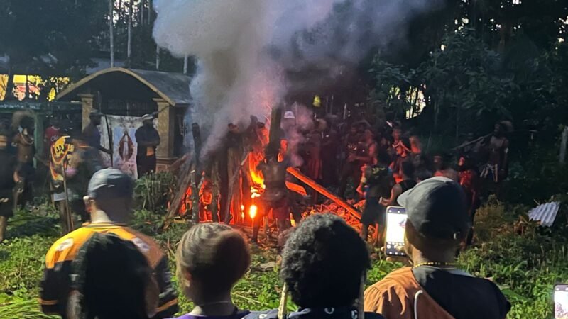 Jenazah korban pembunuhan, Juniius Magai, dikremasi oleh keluarga di di Kampung Meekurima, perempatan kios panjang, Distrik Kwamki Narama, Mimika, Papua Tengah, Rabu (1/4/2026). (Foto: Galeri Papua/Endy Langobelen)