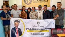 Foto bersama Forum Musisi Mimika (FOMIKA) dengan Anggota Komisi III DPRK Mimika, Dominggus Kapiyau di Sekretariat FOMIKA, Jalan Malcon, Rabu (1/4/2026) siang. (Foto: Galeri Papua/Endy Langobelen)