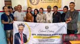 Foto bersama Forum Musisi Mimika (FOMIKA) dengan Anggota Komisi III DPRK Mimika, Dominggus Kapiyau di Sekretariat FOMIKA, Jalan Malcon, Rabu (1/4/2026) siang. (Foto: Galeri Papua/Endy Langobelen)