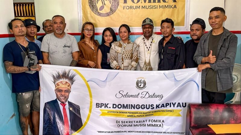 Foto bersama Forum Musisi Mimika (FOMIKA) dengan Anggota Komisi III DPRK Mimika, Dominggus Kapiyau di Sekretariat FOMIKA, Jalan Malcon, Rabu (1/4/2026) siang. (Foto: Galeri Papua/Endy Langobelen)