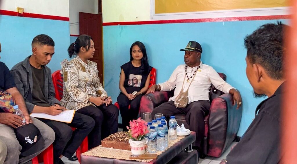 Pengurus Forum Musisi Mimika (FOMIKA) berdiskusi dengan Anggota Komisi III DPRK Mimika, Dominggus Kapiyau di Sekretariat FOMIKA, Jalan Malcon, Rabu (1/4/2026) siang. (Foto: Galeri Papua/Endy Langobelen)