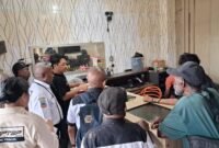 Kepala DPMPTSP Kabupaten Mimika, Marselino Mameyao, bersama jajarannya saat melakukan Sidak ke Toko Emas di Poros Jalan Ahmad Yani - Jalan Leo Mamiri, Rabu (1/4/2026). (Foto: Istimewa)