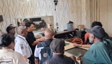 Kepala DPMPTSP Kabupaten Mimika, Marselino Mameyao, bersama jajarannya saat melakukan Sidak ke Toko Emas di Poros Jalan Ahmad Yani - Jalan Leo Mamiri, Rabu (1/4/2026). (Foto: Istimewa)