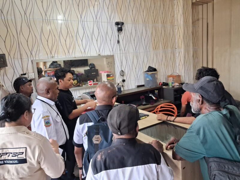 Kepala DPMPTSP Kabupaten Mimika, Marselino Mameyao, bersama jajarannya saat melakukan Sidak ke Toko Emas di Poros Jalan Ahmad Yani - Jalan Leo Mamiri, Rabu (1/4/2026). (Foto: Istimewa)