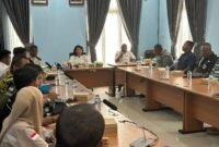 Suasana rapat koordinasi Disperindag Mimika bersama Pertamina dan mitra terkait di ruang rapat Disperindag Mimika, Rabu (1/4/2026). (Foto: Istimewa).