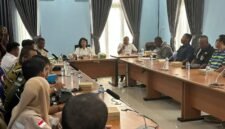 Suasana rapat koordinasi Disperindag Mimika bersama Pertamina dan mitra terkait di ruang rapat Disperindag Mimika, Rabu (1/4/2026). (Foto: Istimewa).