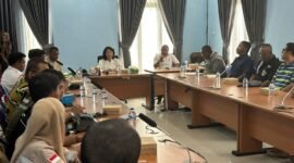 Suasana rapat koordinasi Disperindag Mimika bersama Pertamina dan mitra terkait di ruang rapat Disperindag Mimika, Rabu (1/4/2026). (Foto: Istimewa).