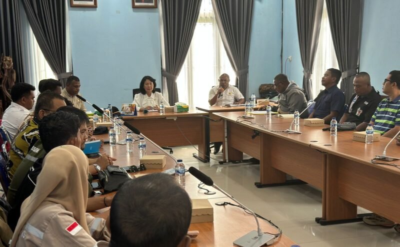 Suasana rapat koordinasi Disperindag Mimika bersama Pertamina dan mitra terkait di ruang rapat Disperindag Mimika, Rabu (1/4/2026). (Foto: Istimewa).
