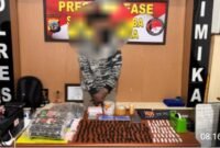 Pelaku yang berhasil diamankann Tim Opsnal SatResnarkoba Polres Mimika. (Foto: Humas Polres Mimika)