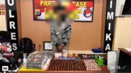 Pelaku yang berhasil diamankann Tim Opsnal SatResnarkoba Polres Mimika. (Foto: Humas Polres Mimika)